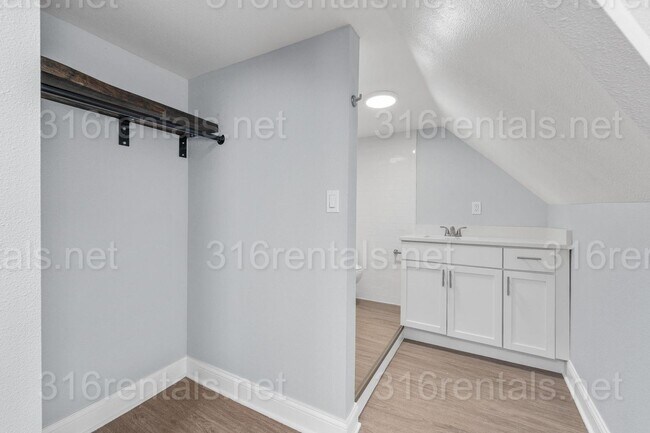 Building Photo - $850 - 1 bed 1 bath - Beautiful newly renovated Multi-family home located in Delano
