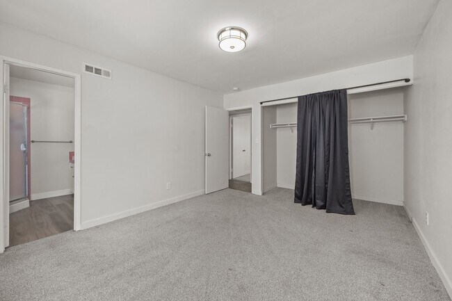 Building Photo - Private pool oasis!