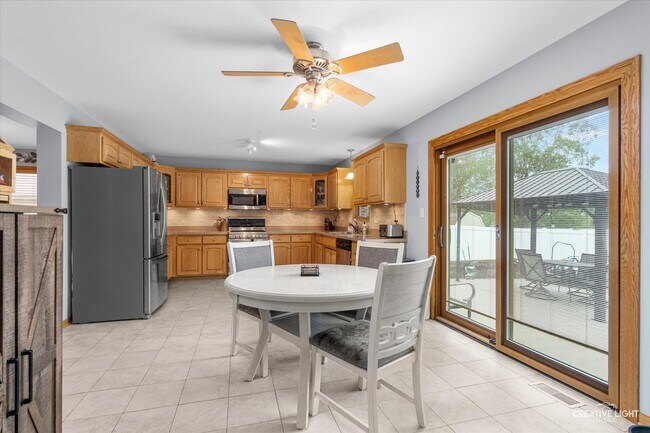 Building Photo - 610 High Grove Dr