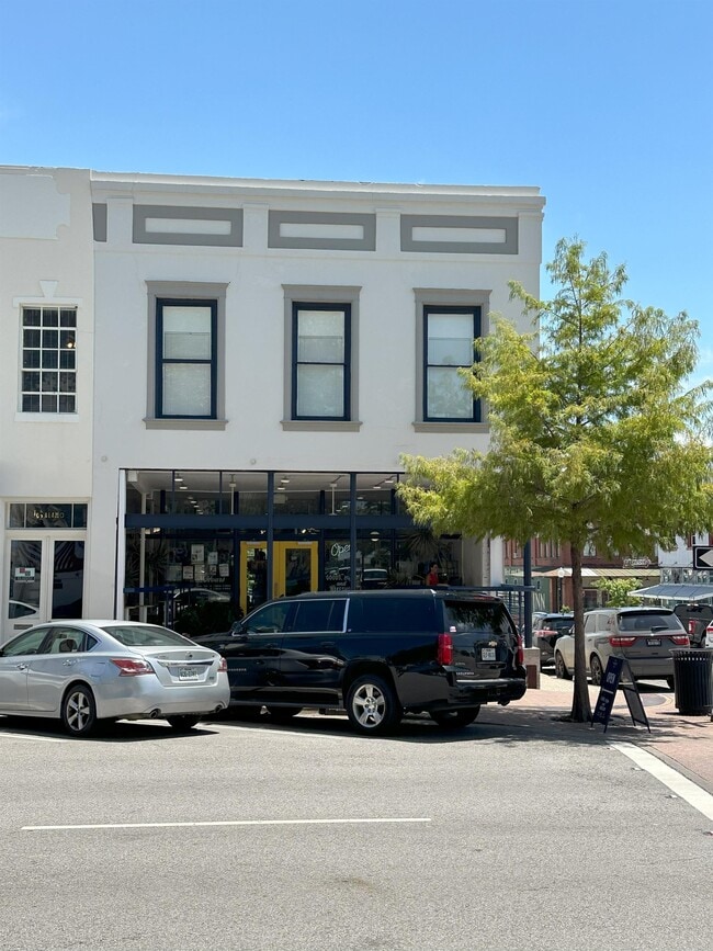 Building Photo - 102 E Alamo St
