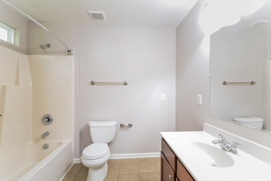 Building Photo - 210 River Hills Dr
