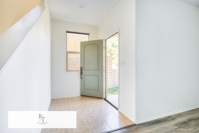 Building Photo - Beautiful 2-story home located in a gated community