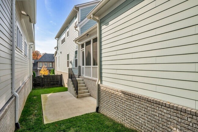 Building Photo - 5045 Kathryn Ave