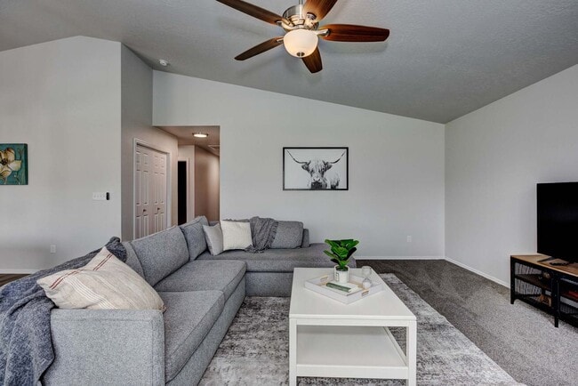 Building Photo - 4 bed 2 bath home for rent