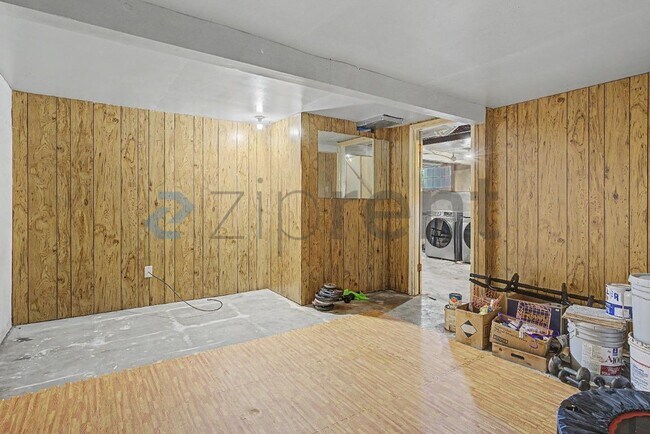 Building Photo - Unit