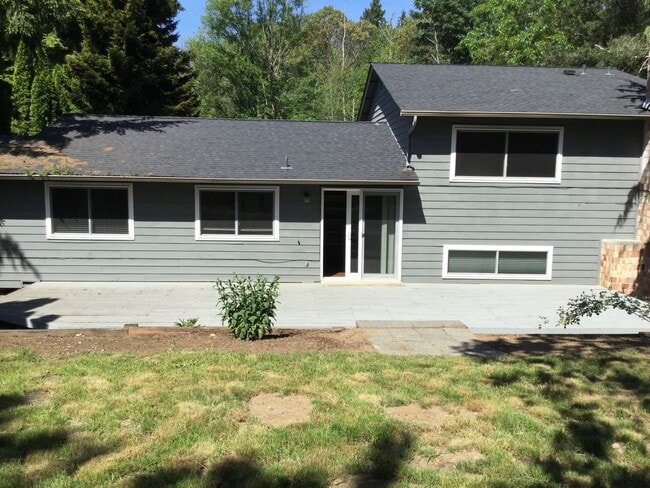 Building Photo - Very Cute and Spacious 3 BD & 2.5 Bath Home located in Kirkland-Finn Hill!