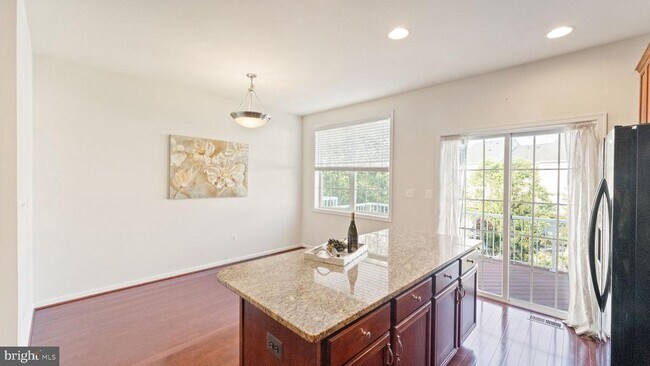 Building Photo - 23100 Dunlop Heights Terrace