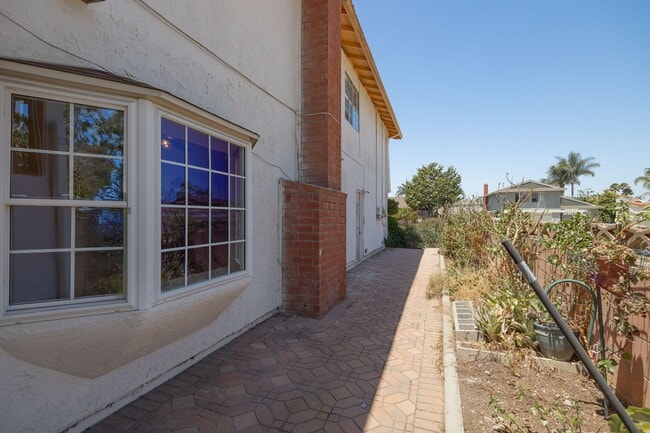 Building Photo - Attached 3-Bedroom Home with Spacious Yard...