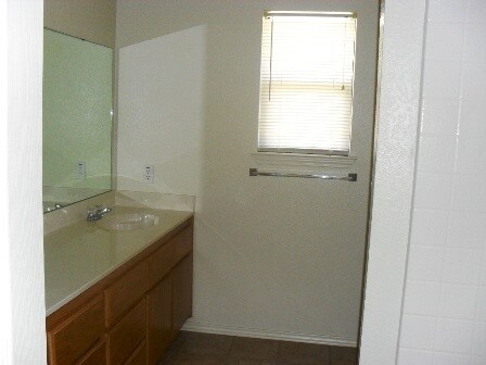 Building Photo - 305 Janelle Dr