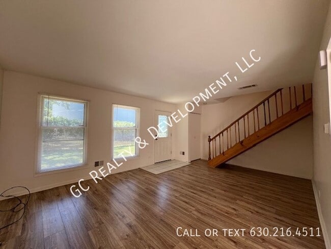 Building Photo - 1800 Jamestown Cir