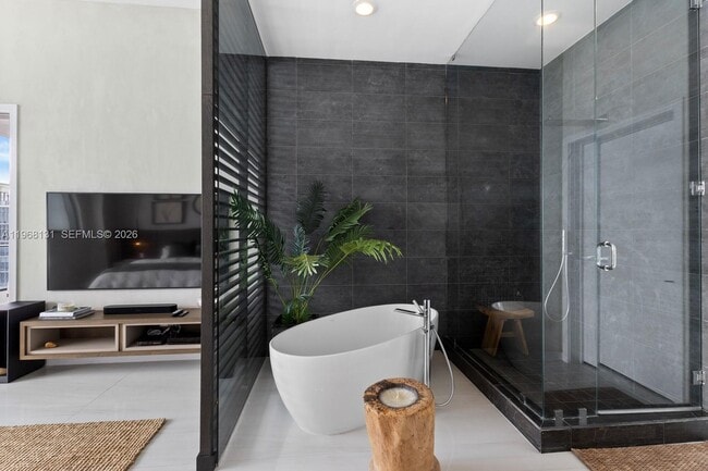 Building Photo - 480 NE 31st St