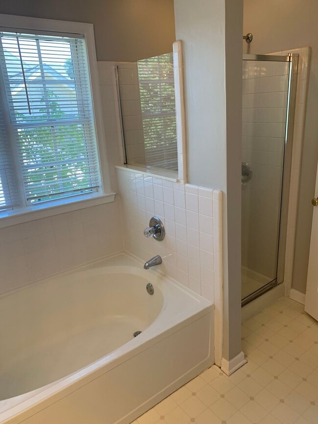 Building Photo - Renovated 3 Bedroom Off Groometown Road