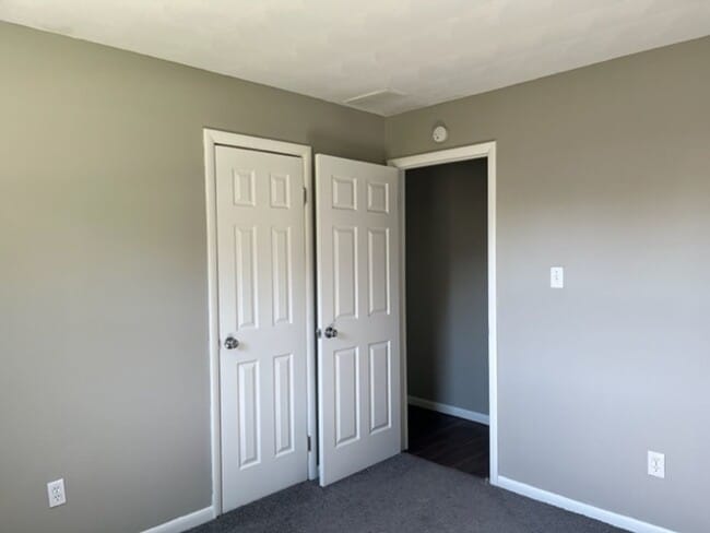 Building Photo - Beautiful Southside Country Home with Large Yard