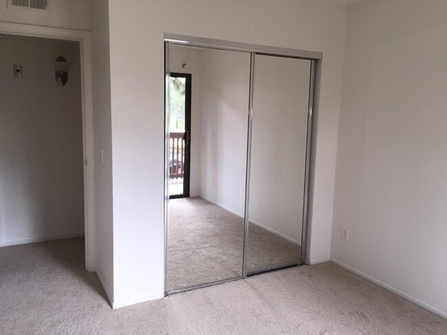 Building Photo - 2 Bedroom 1 Bath Single Level Condo in Il ...