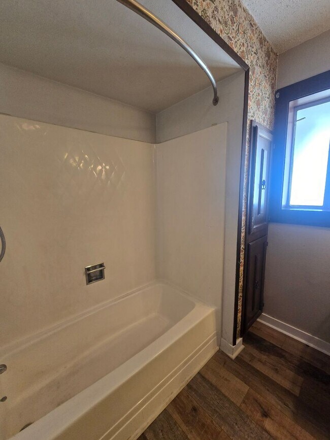 Building Photo - Charming Farmhouse