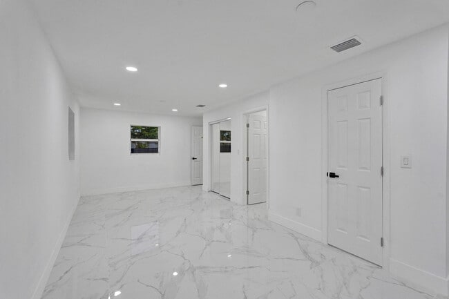 Building Photo - 4138 SW 48th Ct