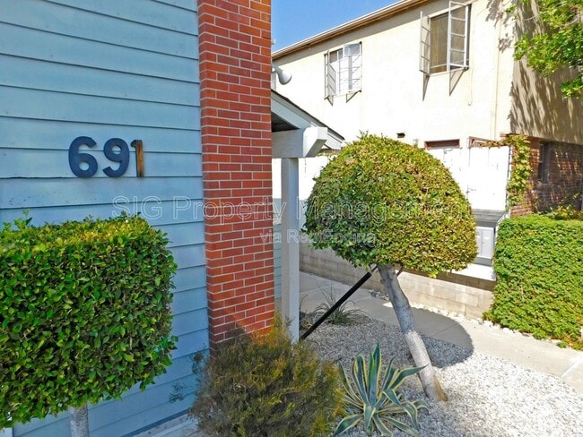Building Photo - 691 S Marengo Ave