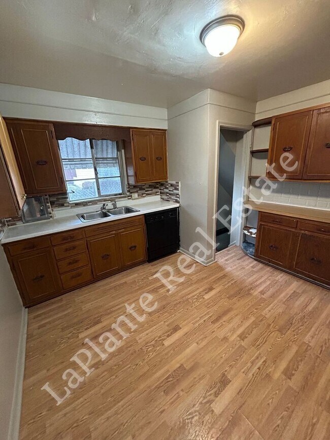 Building Photo - 1421 N Ravine Pkwy