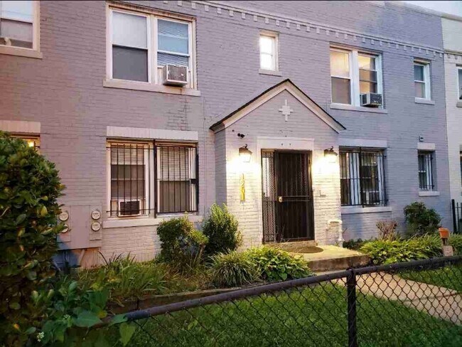 Primary Photo - 1251 Penn St NE