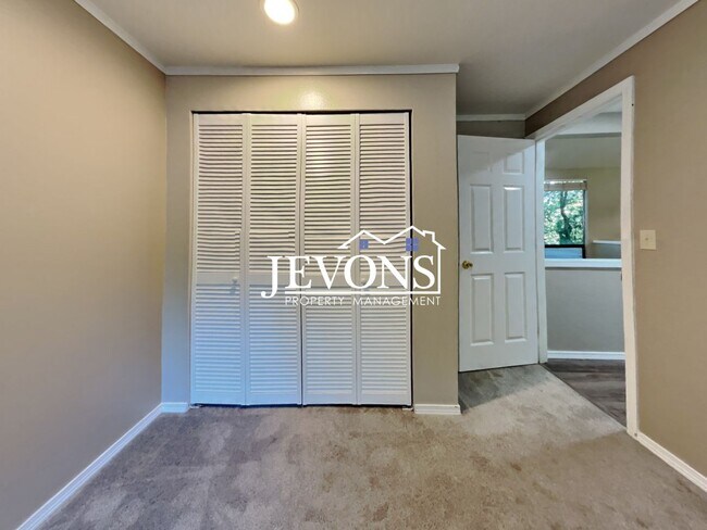 Building Photo - Charming 3-bedroom single-family home with...