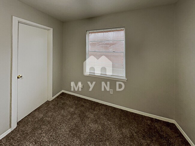Building Photo - 3818 Heatherbrook Dr
