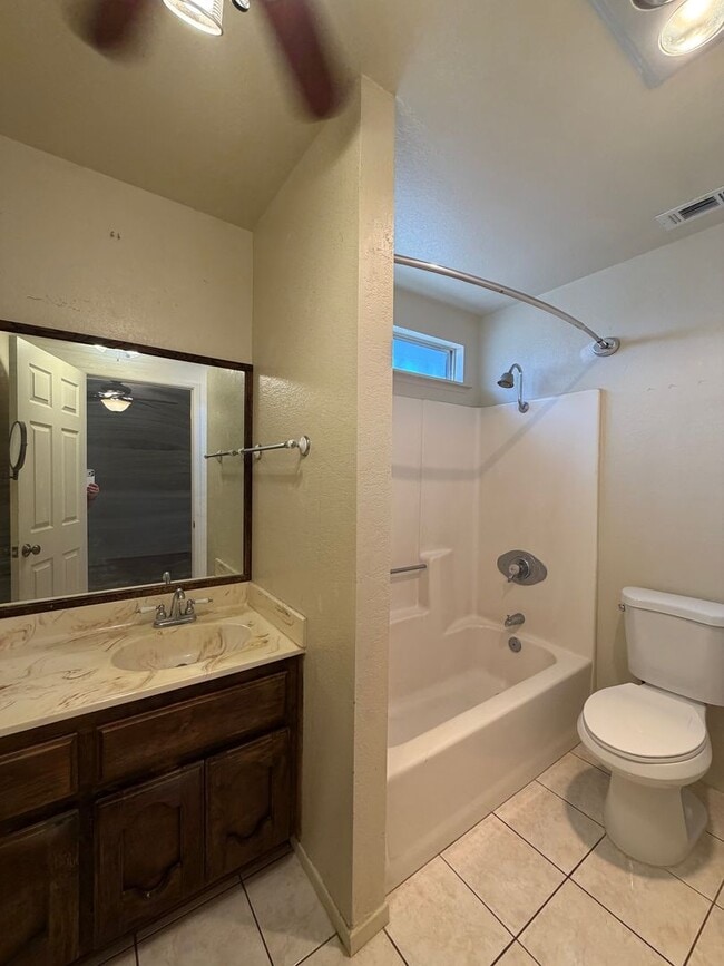 Building Photo - 3 Bedroom 2 Bathroom House with 2 Car Garage Located in Lenwood