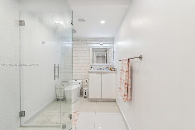 Building Photo - 121 Crandon Blvd