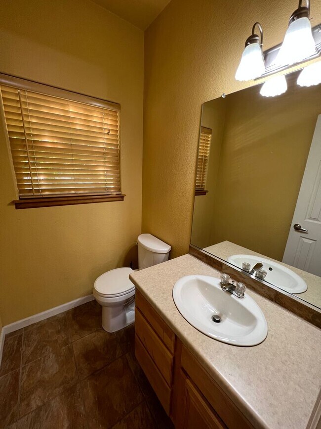 Building Photo - 3 bed 3.5 Bath with Bonus Studio Suite Above Detached Garage!