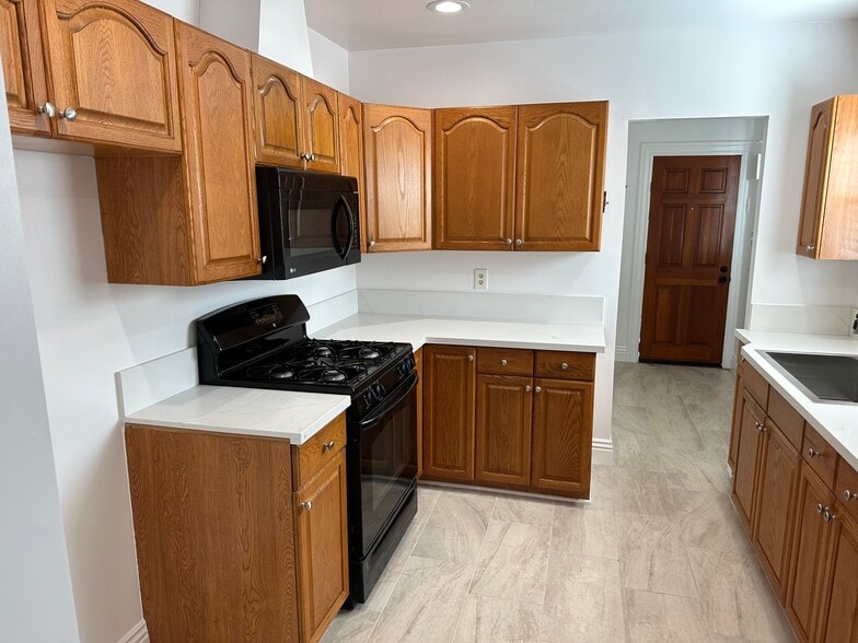 Kitchen - 5412 Baldwin Ave