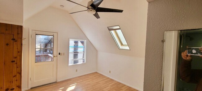 Building Photo - $1500 Cute 1 bedroom 1 bath unit above garage on quiet street