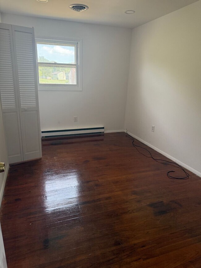 Building Photo - Spacious 4 Bedroom 2 1/2 bathroom Townhome With an ensuite located downstairs.