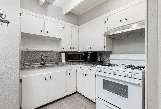 Building Photo - 211 Lessin Ln