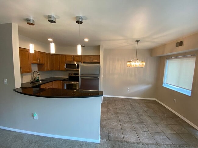 Building Photo - 2 Bedroom Condo with Balcony in a Quiet Building!