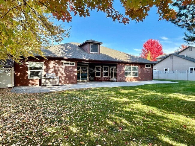 Building Photo - 2253 W los Flores Dr