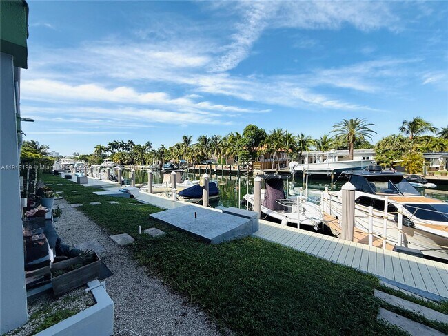 Building Photo - 2185 NE 123rd St