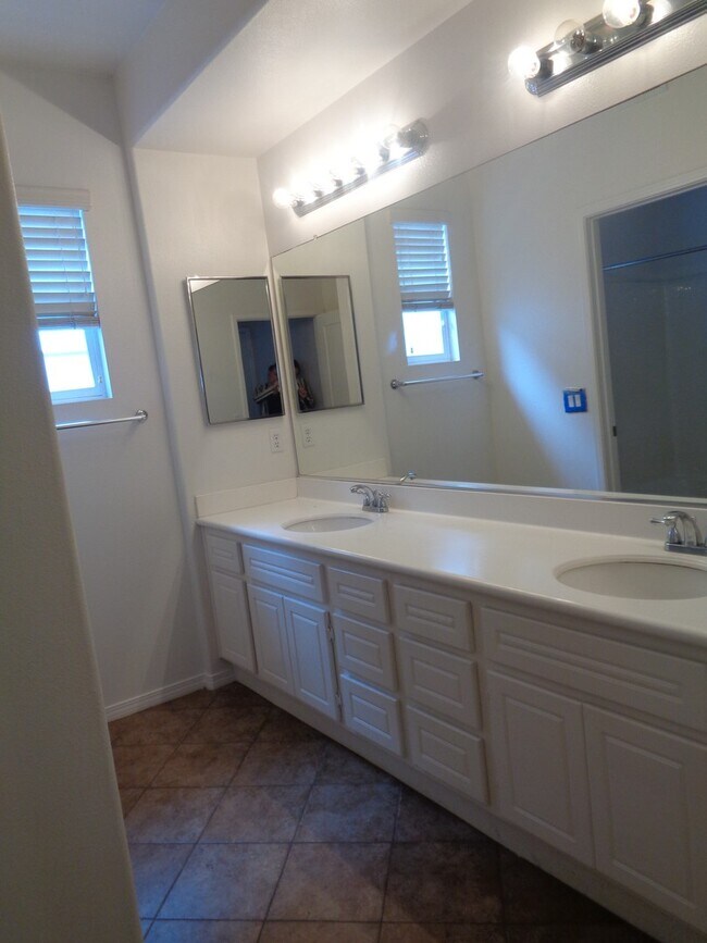 Building Photo - Custom executive home in gated community 1...
