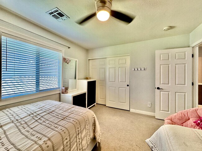 Building Photo - 12768 N Lantern Way