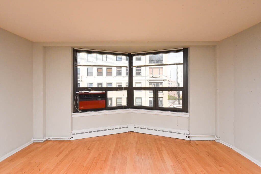 Building Photo - 450 W Wellington Ave