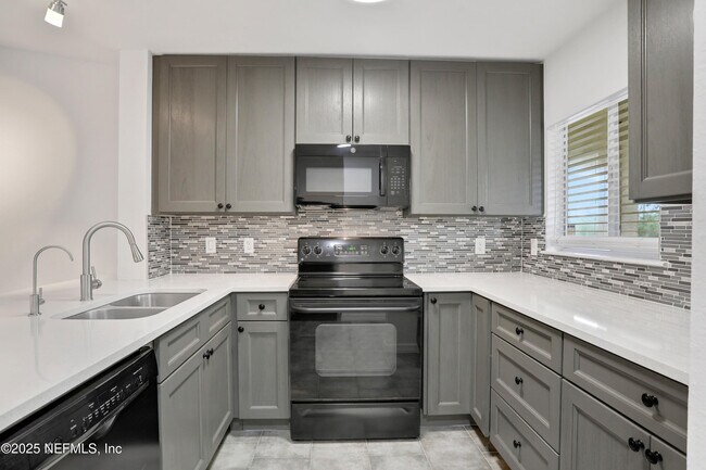 Building Photo - 7 Arbor Club Dr