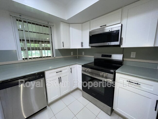 Building Photo - 222 Lakeview Dr
