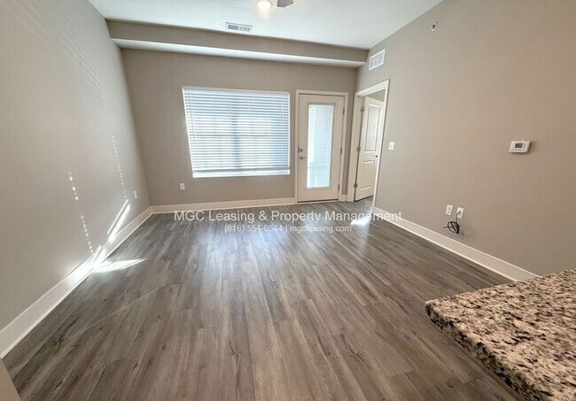 Building Photo - 1 Bedroom Luxury Apartment in the Northland of KCMO
