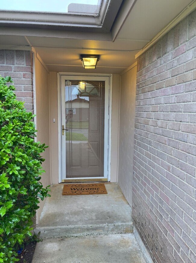 Building Photo - Wood Floors, Covered Patio, PUTNAM CITY SC...