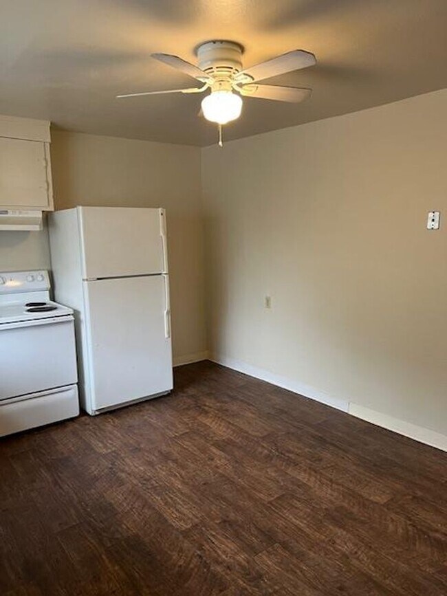 Building Photo - DARLING 2 BEDROOM HOUSE!!