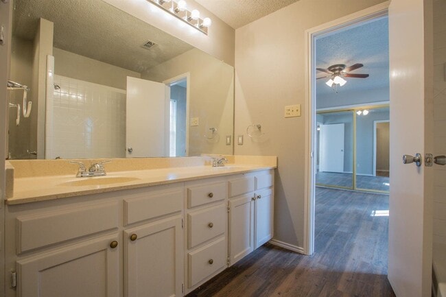 Building Photo - Available to Pre-Lease! Recently Updated 3 Bedroom!