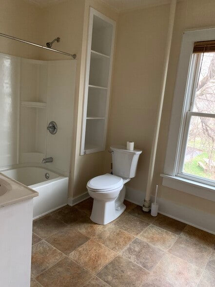 Building Photo - 290 S Main St