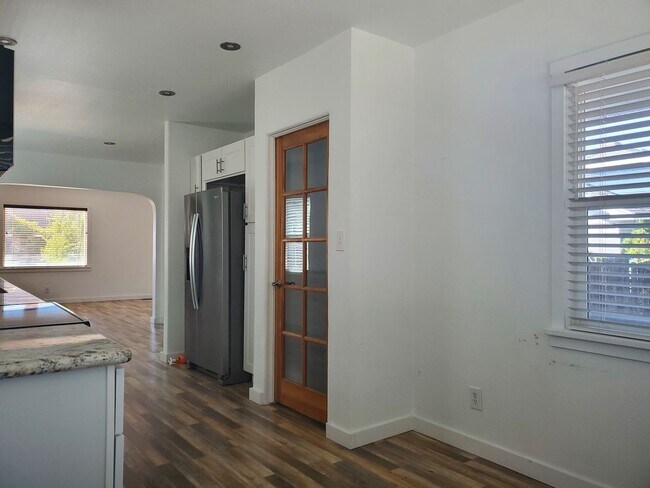 Building Photo - Spacious 3 BR/2 BR Family Home