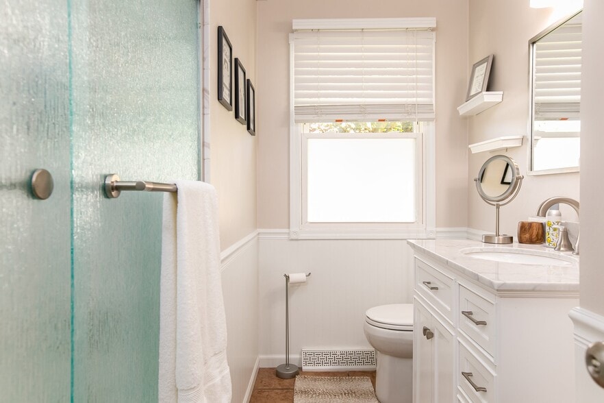 Upstairs bathroom - 1536 Gordon Dr