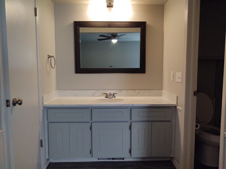 Primary Vanity - 7126 NW 116th St