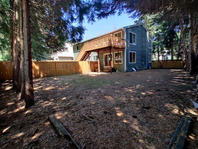 Huge fenced backyard including covered patio to host outdoor gatherings. - 17729 NE 88th Pl