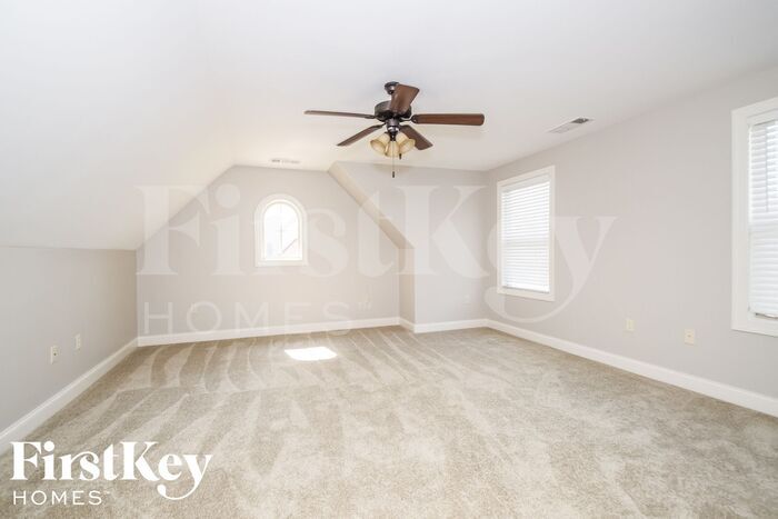 Building Photo - 221 Willow View Cir